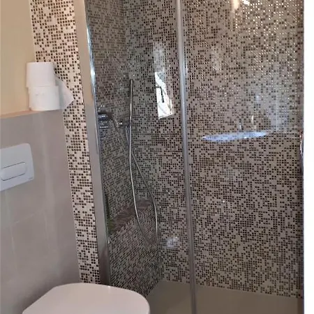 Indipendente Di 70 Mq Con Piscina Ad Uso Esclusivo , Aria Condizionata , 2 Bagni , Living ,ampia Cucina , Lavanderia , Terrazza ,giardini , Parcheggio Privato Immerso Nelle Colline Toscane Facente Parte Di Dimora Storica Toscana Di Fine *