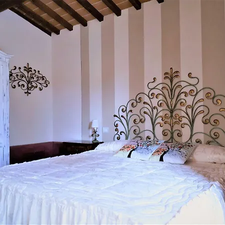 Indipendente Di 70 Mq Con Piscina Ad Uso Esclusivo , Aria Condizionata , 2 Bagni , Living ,ampia Cucina , Lavanderia , Terrazza ,giardini , Parcheggio Privato Immerso Nelle Colline Toscane Facente Parte Di Dimora Storica Toscana Di Fine